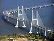 A Lisbonne, quel est le nom du pont inaugur en 1998, pont faisant partie des plus longs du monde ?