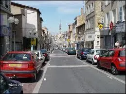 Je me promne dans les rues de Villefranche-sur-Sane ( Rhne ). Cette ville est chef-lieu ...