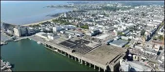 La ville de Saint-Nazaire ( Loire-Atlantique ) est chef-lieu ...