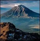 De ces trois sommets volcaniques de plus de 5000 m�tres d'altitude situ�s en Am�rique du Sud, lequel se trouve � environ 70 kilom�tres de Mexico ?
