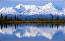 Combien de sommets de plus de7000 m�tres poss�de la cha�ne de montagnes de l'Himalaya ?