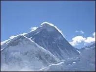 Le mont Everest ( 8848 m ) porte le nom d'un officier et g�ophysicien britannique. Mais quel nom lui donnent les Tib�tains ?