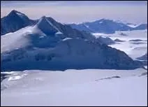 Avec 4897 m�tres d'altitude, quel sommet domine le continent Antarctique ?