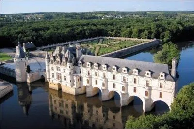 Quel est ce chteau associ  Catherine de Medicis et  Diane de Poitiers ?