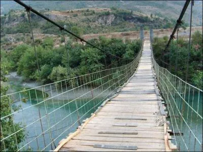 Dans quel continent se trouve ce pont ?