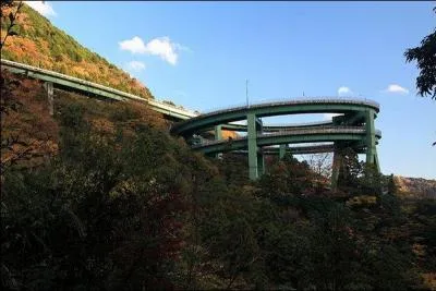 Le pont de Kawazu porte le nom de la ville qui le contient :