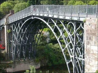 En quelle matire est fait le Iron Bridge ?