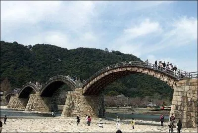 Combien d'habitants habitent  Iwakuni, ville o se trouve le Kintai kyo Bridge ?