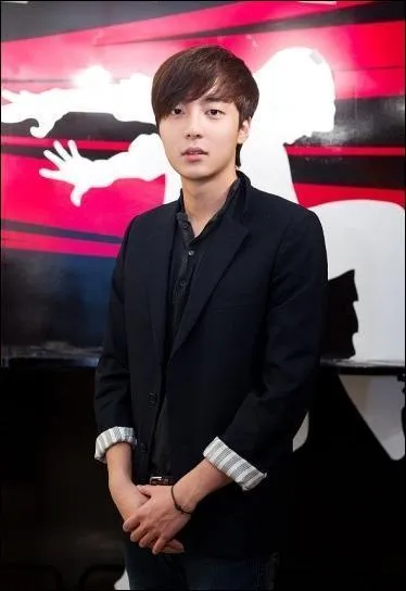 De quelle nationalit est-il ?