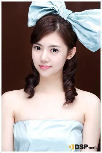 Sa cousine, Jung Yoon Hye fait partie de quel girls band ?