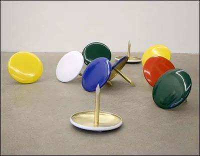 Quel est le nom de ce petit objet, homonyme d'un insecte puant, que les cancres adoraient coller sur le sige de leur enseignant prfr ?