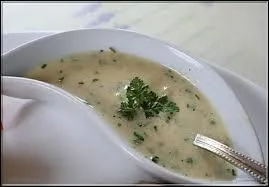 Quelle est cette sauce servie chaude qui accompagne la tte de veau ou le pot au feu, faite avec vin blanc, vinaigre, chalotes, ciboulette, persil, cpres, estragon ?