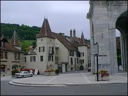 La ville de Baume-les-Dames ( Doubs ) est chef-lieu ...
