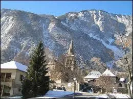 La ville du Bourg-d'Oisans ( Isre ) est chef-lieu ...