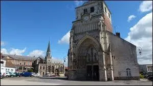 La ville de Montreuil-sur-Mer ( Pas-de-Calais ) est chef-lieu ...