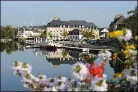 Je me rends  Pontivy ( Morbihan ). Cette ville est chef-lieu ...