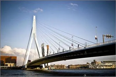 Dans quelle ville nerlandaise se trouve l'Erasmus Bridge ?