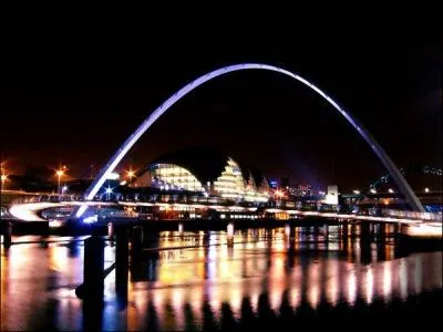 Dans quel pays du Royaume-Uni se trouve le Gateshead Millenium Bridge ?