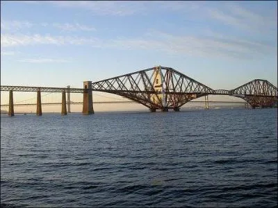 Quelle est la longueur du pont du Forth, situ en cosse ?