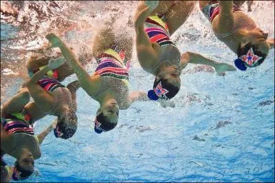 Pour se maintenir sous l'eau les nageuses font :