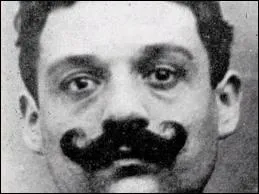 Pendant ce temps, un des membres est arrt. De qui s'agit-il ?