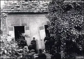 Aprs Bonnot, ils restent encore Garnier et Valet, ils sont enfin localiss le 14 mai 1912 dans un petit pavillon de la rgion parisienne. Pendant 9 heures ils tiennent en respect les forces de l'ordre. Finalement, un rgiment de dragons fait sauter la villa et la police achve les deux hommes. Dans quelle ville cela s'est-il passe ?