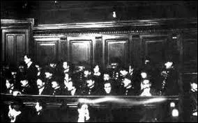 Le procs des survivants s'ouvre au mois de fvrier 1913. Les principaux accuss sont Callemin, Soudy, Monnier et Dieudonn :  l'issue du procs,  quel peine ont t condamns Callemin, Monnier et Soudy ?