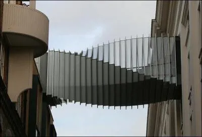 Dans quelle ville anglaise se situe ce pont pour pitons ?