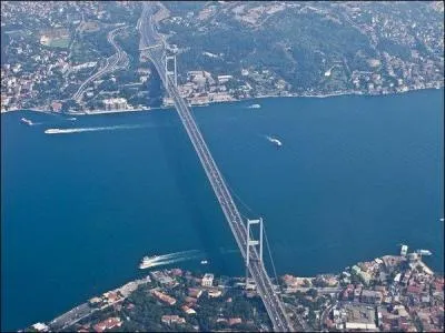 Quelle est la hauteur du pont du Bosphore ?