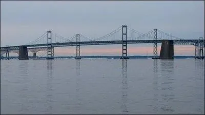Une autoroute passe sur le pont de la baie de Chesapeake :