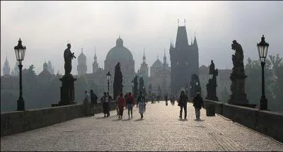 Dans quelle capitale europenne se trouve le pont Charles ?
