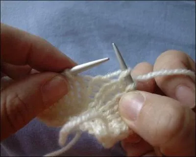 Quand utilise-t-on l'expression "à l'endroit de" ?