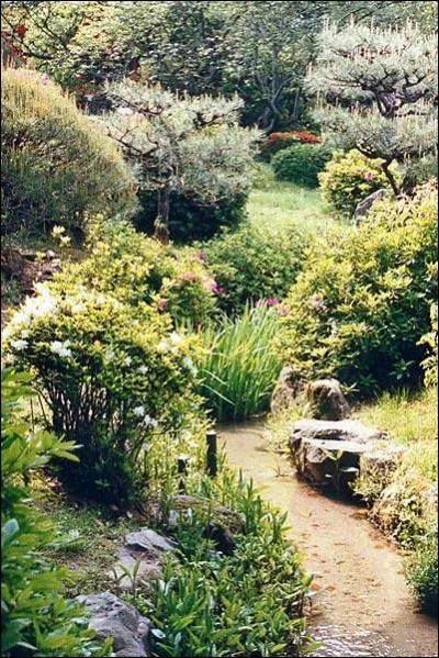 Les uns,  religieux ,  l'oppos des autres,  civils , ne devaient pas tre fouls du pied par les promeneurs. Ce sont les ...