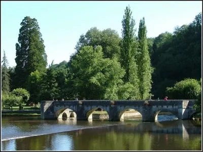Quelle rivire traverse la ville dans un trs joli mandre ?