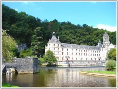 Qu'a dpos Charlemagne dans cette grande abbaye ?