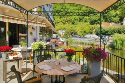 Des frres tiennent depuis longtemps un restaurant-htel rput dans la commune. Quel est leur nom de famille ?