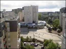 Je retourne en Ile-de-France et je ma rends  Torcy ( Seine-et-Marne ). Cette ville est chef-lieu ...