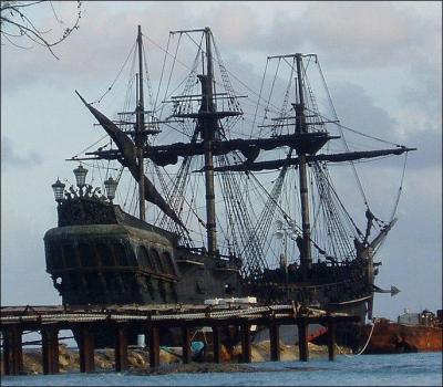 Quelle est la traduction, en franais, du navire dnomm  Black Pearl  command, dans le premier volet, par le pirate Hector Barbossa ?