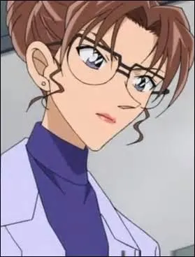 Eri Kisaki porte des lunettes :