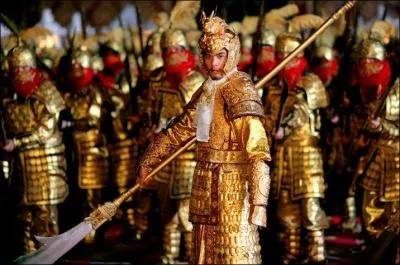 Quel mtal prcieux, bien que proprit exclusive de l'empereur, est port par de nombreux personnages dans le film ?