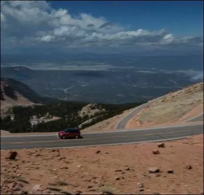 La course est divise en une quinzaine de catgories, de la moto aux camions . Quelle est la catgorie la plus spectaculaire o s'affrontent des monstres de plus de 1 000 chevaux ?