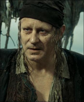 Dans  Pirates des Carabes : le secret du coffre maudit , quel personnage prononce, le premier, le nom de Davy Jones ?
