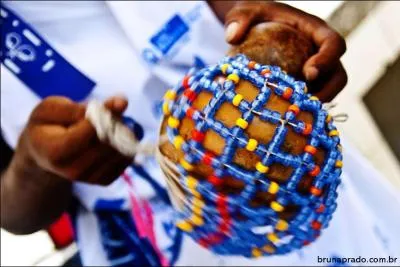 Joli, non ? Cet instrument existe sous des formes plus moderne et nous donne un bruissement de cigales caractristique. C'est un ... :