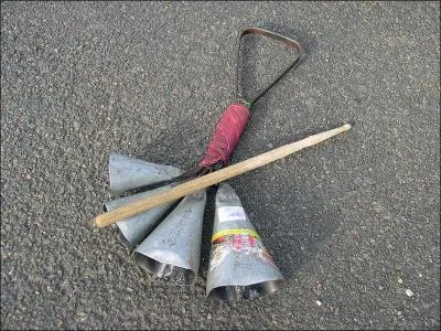 Autre instrument incontournable, son nom Brsilien prte  rire (ce pourrait-tre un pige). C'est un ... :