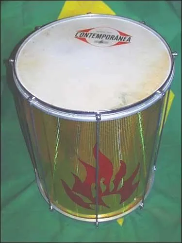 Attention aux oreilles... (un indice,  rester trop prs, vous le deviendrez) c'est bien sur un :