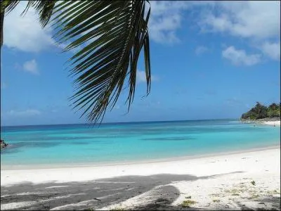 Combien d'�les sont englob�es par le lagon de Kwajalein ?