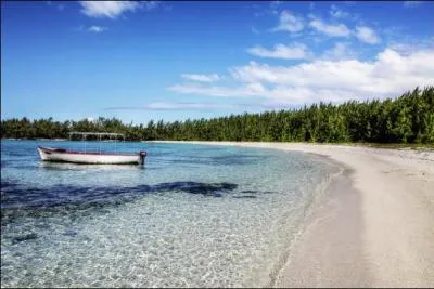 Combien de personnes vivent � La R�union, o� se trouve le lagon de Belle-Mare ?