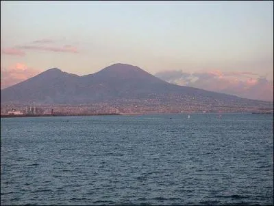 On peut monter en haut du Vsuve :