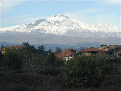 Quelle grande ville italienne se situe aux pieds de l'Etna ?