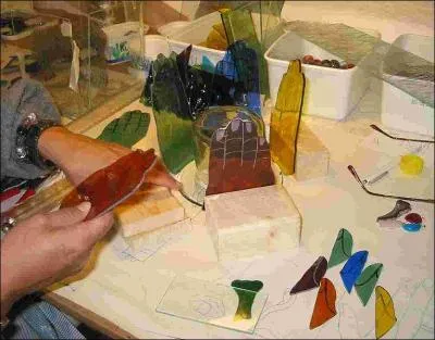 Quel est le matriau utilis pour assembler les morceaux de verre colors ?